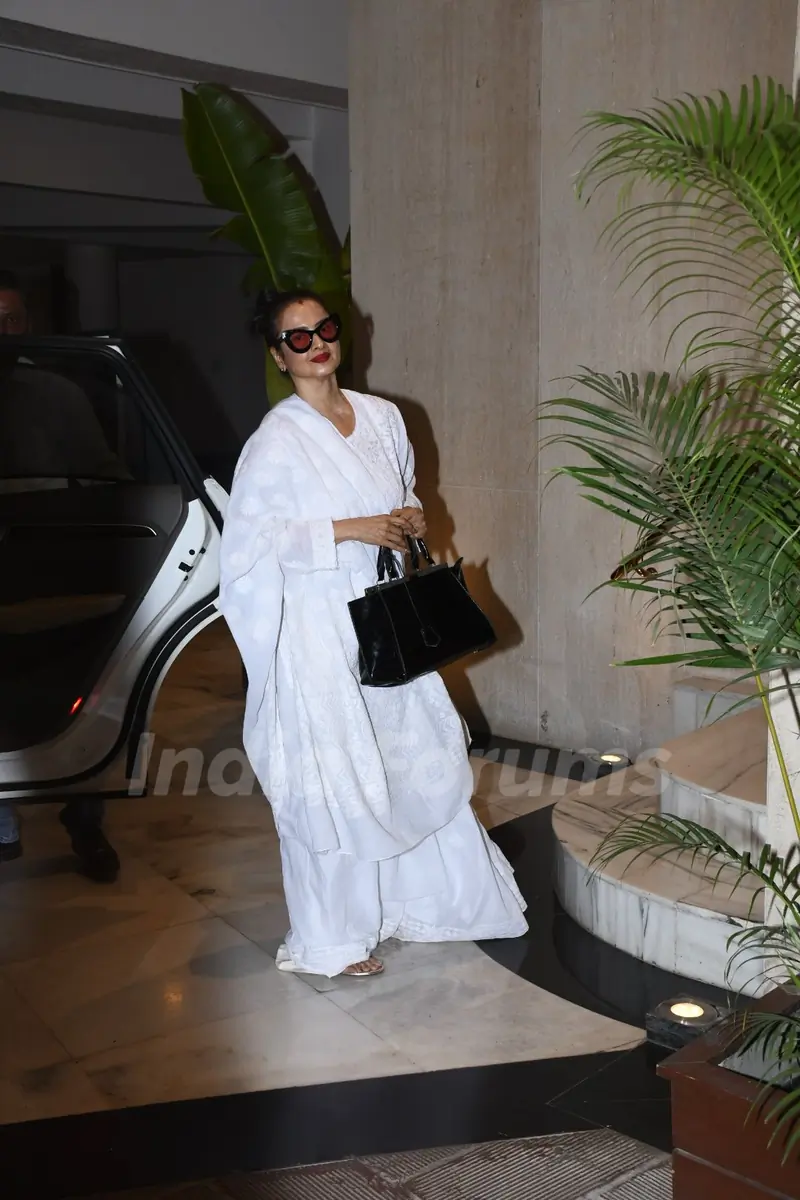 Celebrities visit Manish Malhotra's house!