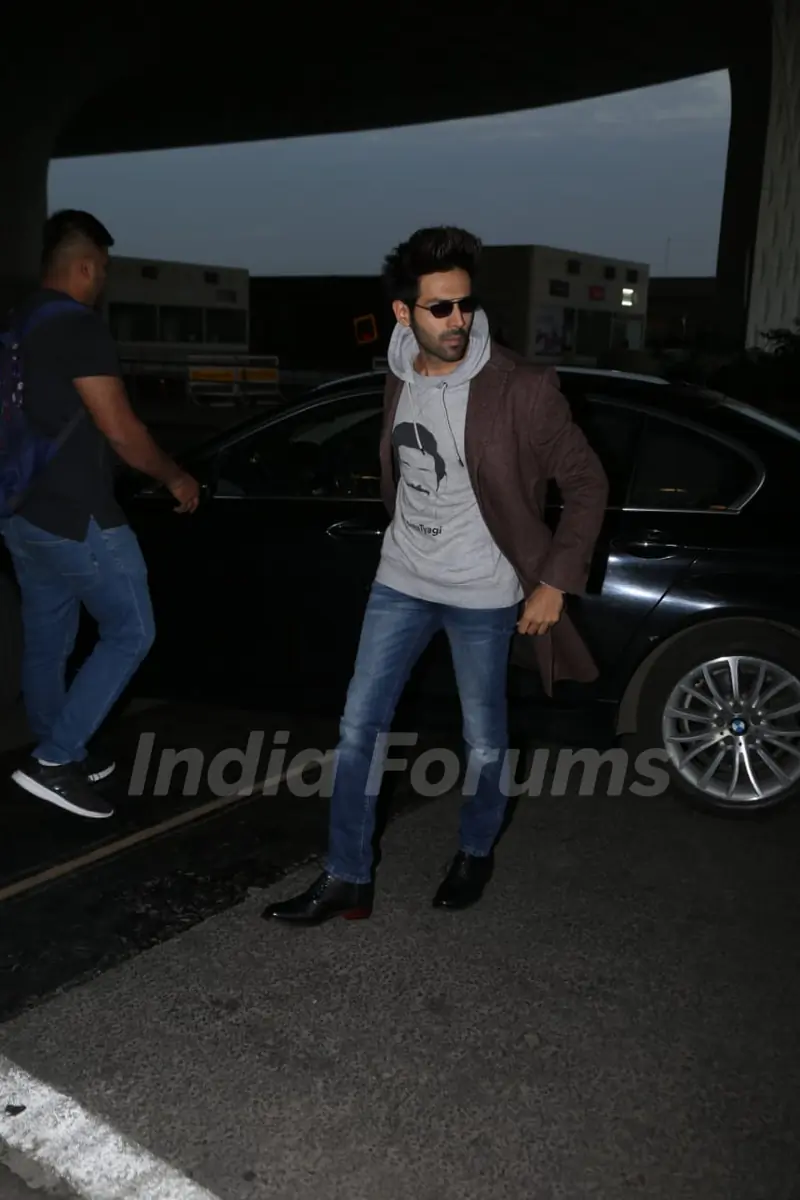 Kartik Aaryan papped at the airport