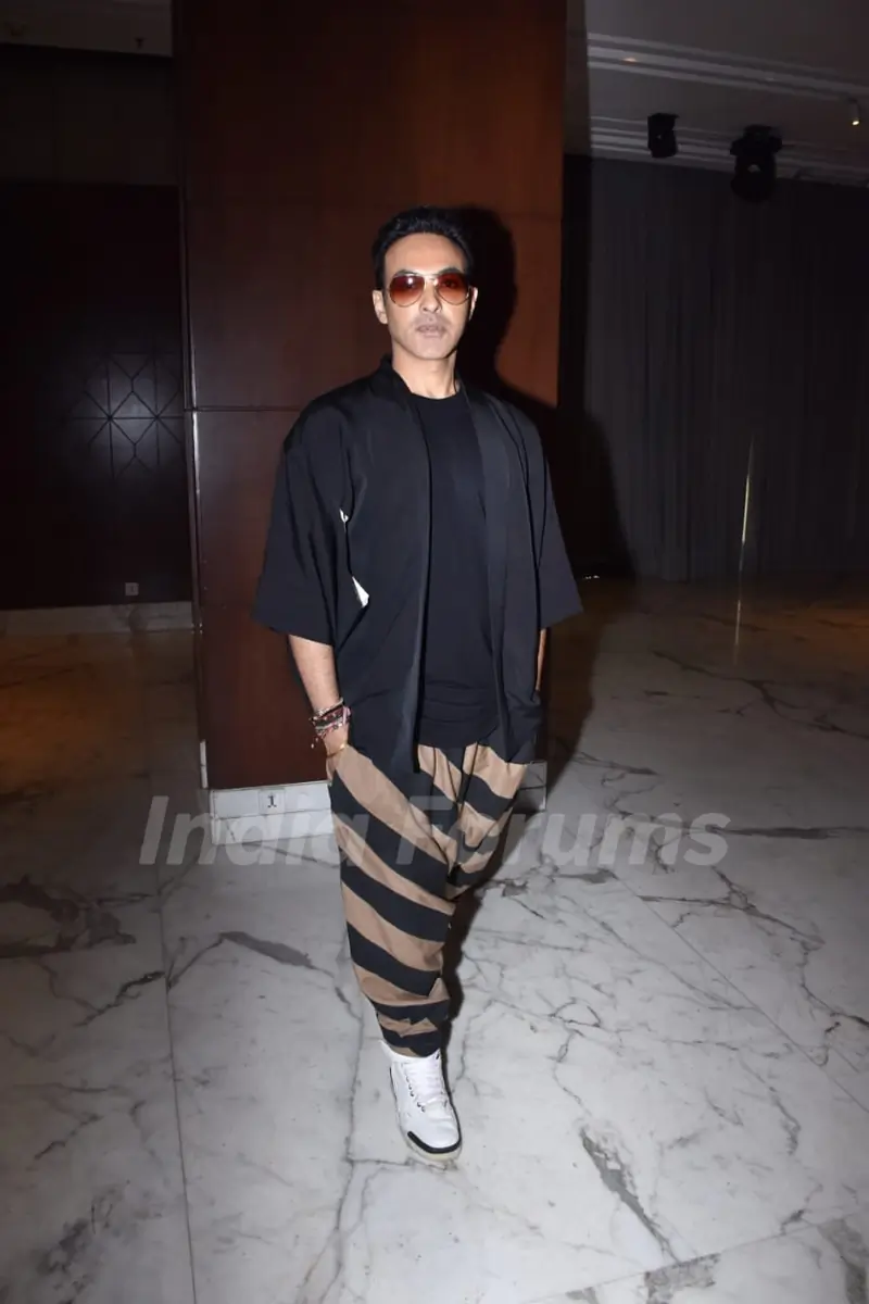 Mozez Singh poses for paparazzi after interviews!