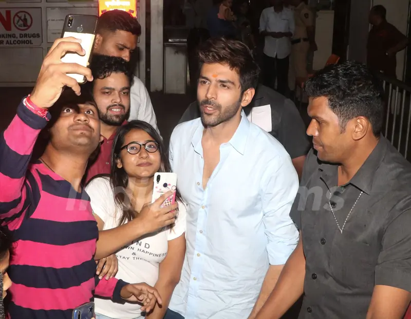 Kartik Aaryan snapped outside Siddhi Vinayak temple