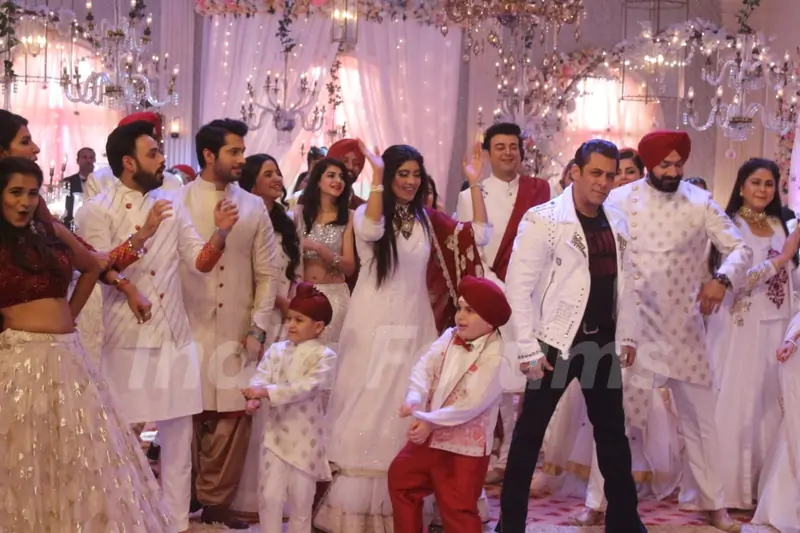 Salman Khan on the sets of Vidya and Choti Saardaarni