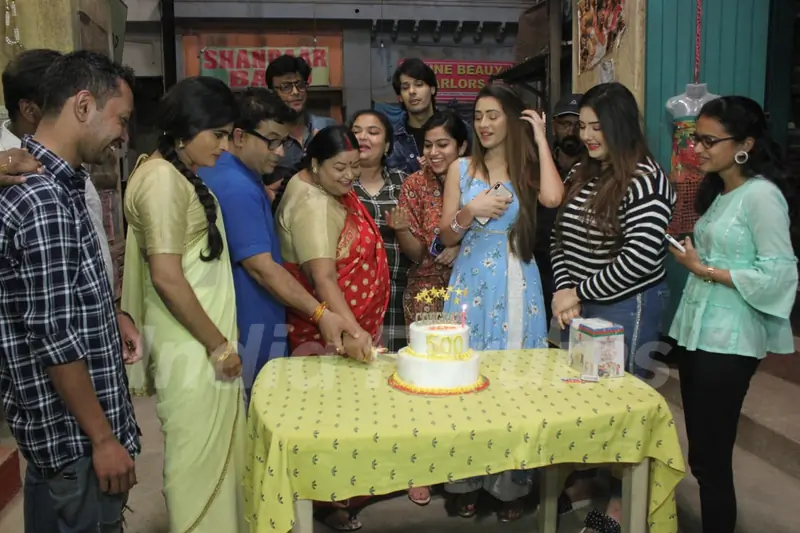 Hiba Nawab, Nikhil Khurana, Raashi Bawa and the cast of Jija ji Chhat Par Hai