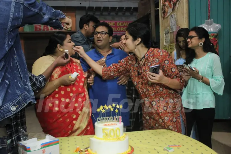Hiba Nawab, Nikhil Khurana, Raashi Bawa and the cast of Jija ji Chhat Par Hai