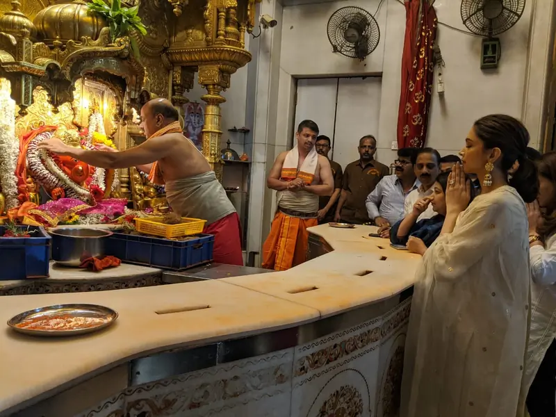 deepika padukone siddhivinayak