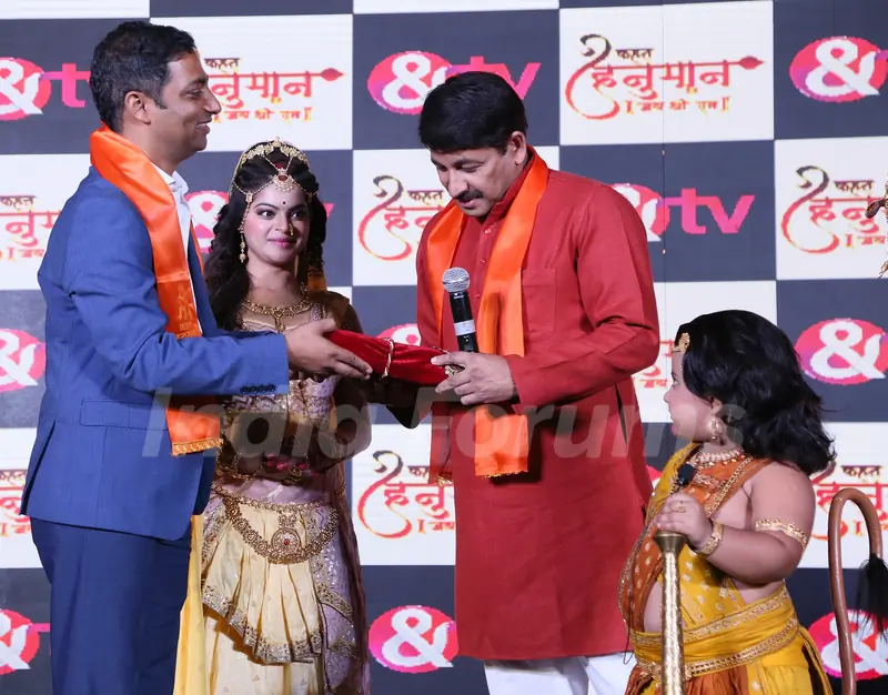 Manoj Tiwari seeks belssings from Bal Hanuman at the conference of Kahat Hanuman Jai Shri Ram 