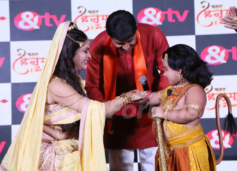 Manoj Tiwari seeks belssings from Bal Hanuman at the conference of Kahat Hanuman Jai Shri Ram 