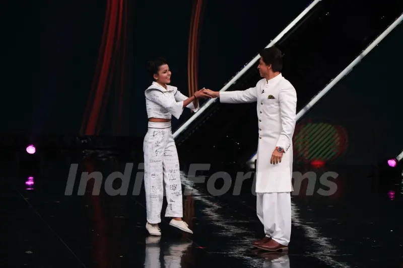 Shahrukh Khan grooves to ‘Tujh Mein Rabb Dikhta Hai’