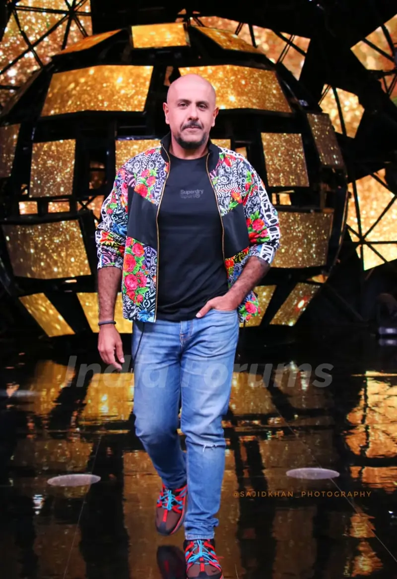Vishal Dadlani auctions his jackets for education of street kids!