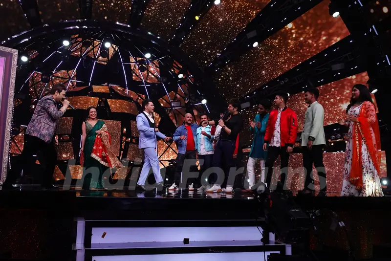Kumar sanu with neha, Aditya, Vishal Dadlani and Himesh Reshammiya and the contestants of Indian idol