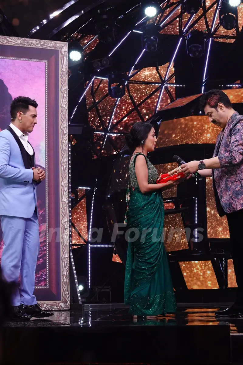 Kumar Sanu gifting Chunri to Neha on Indian Idol 11