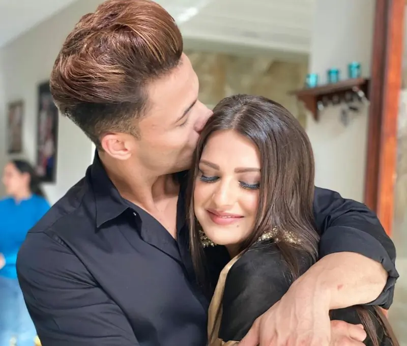 Check out the first look of Kalla Sohna Nai starring Asim Riaz and Himanshi Khurana