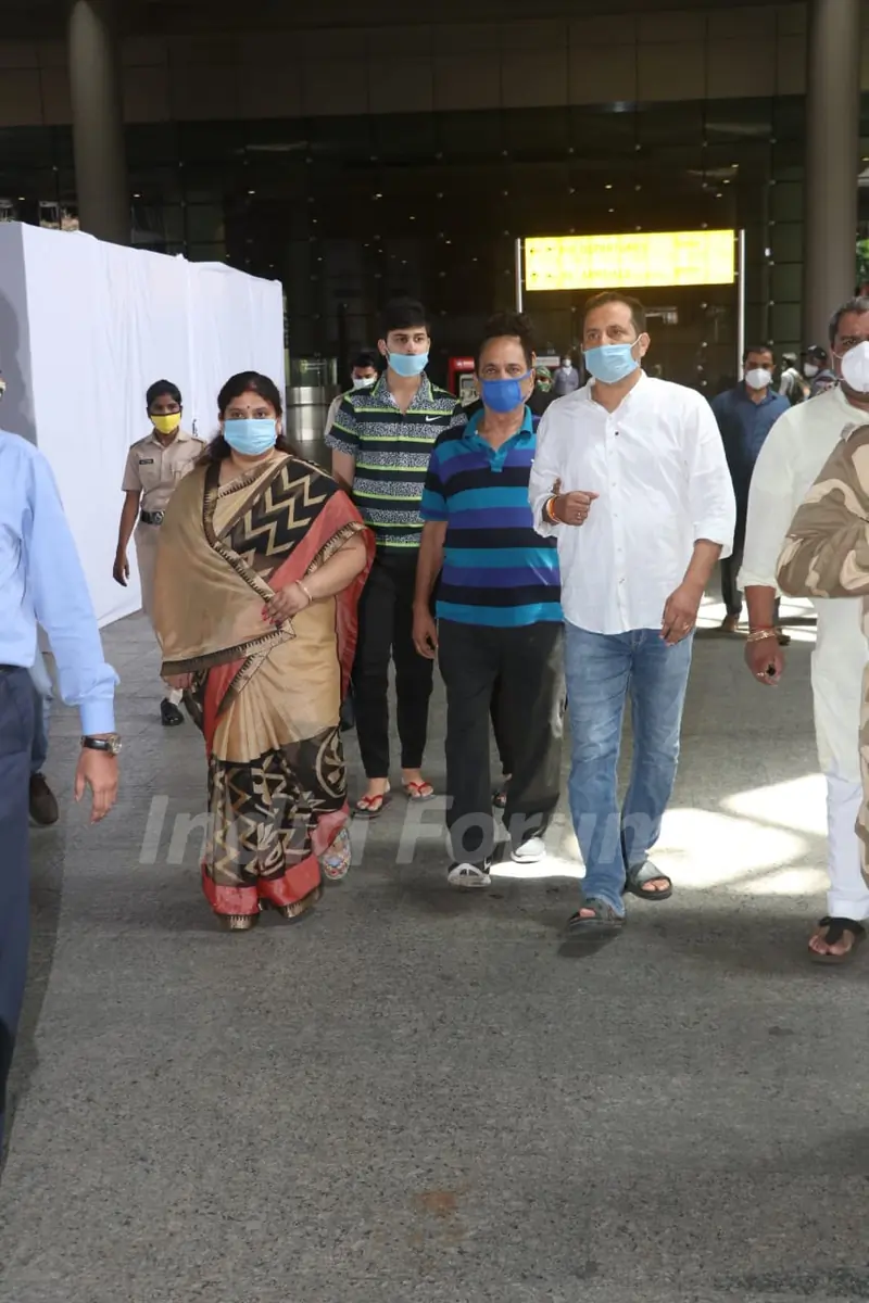 Sushant Singh Rajput's Father along with his Family arrive at Mumbai from Patna! 
