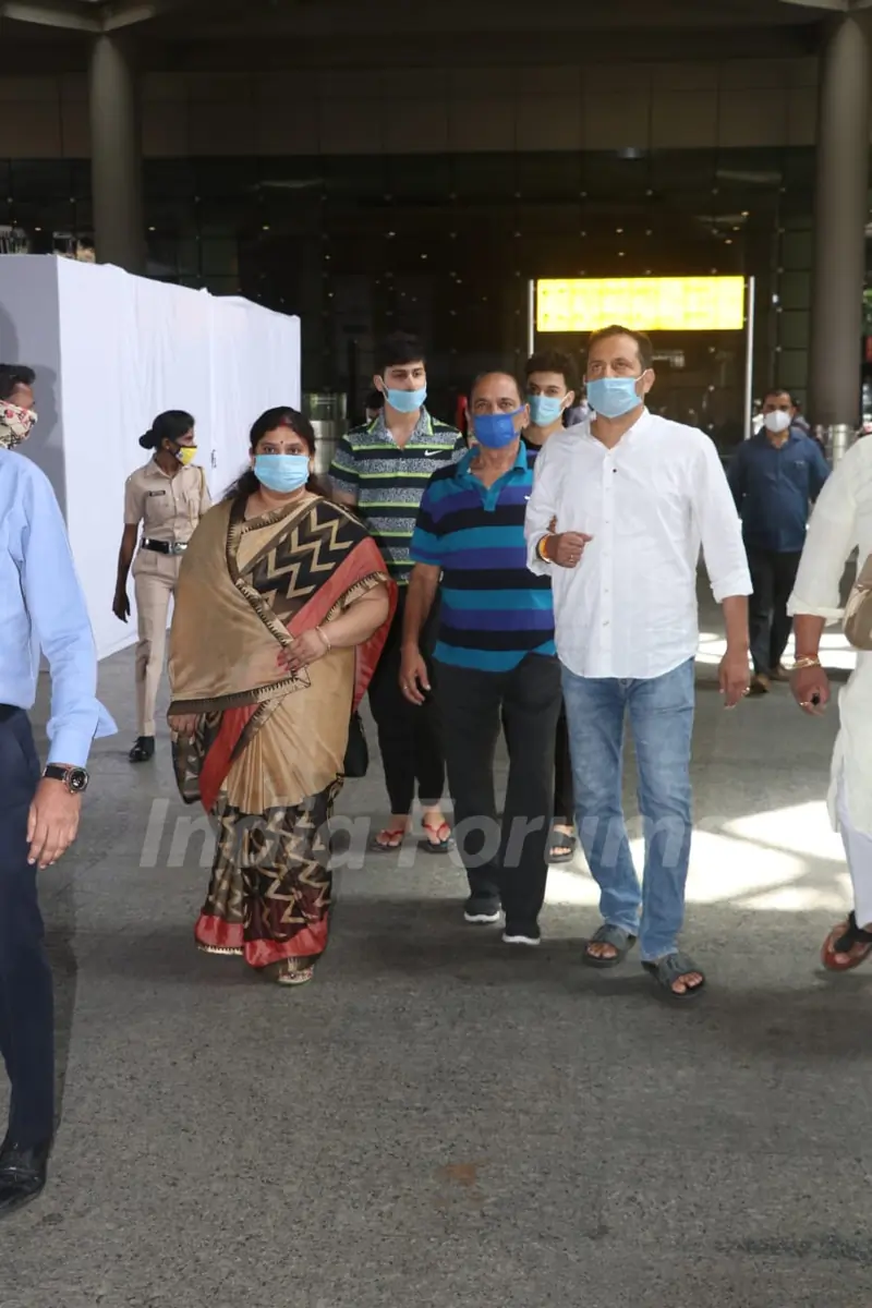 Sushant Singh Rajput's Father along with his Family arrive at Mumbai from Patna! 