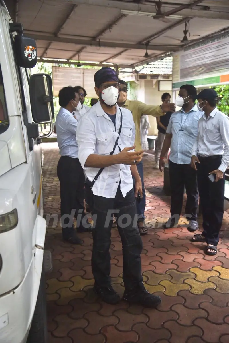 Veteran actor Jagdeep’s Funeral; Family and Friends arrive to offer Last Rites!