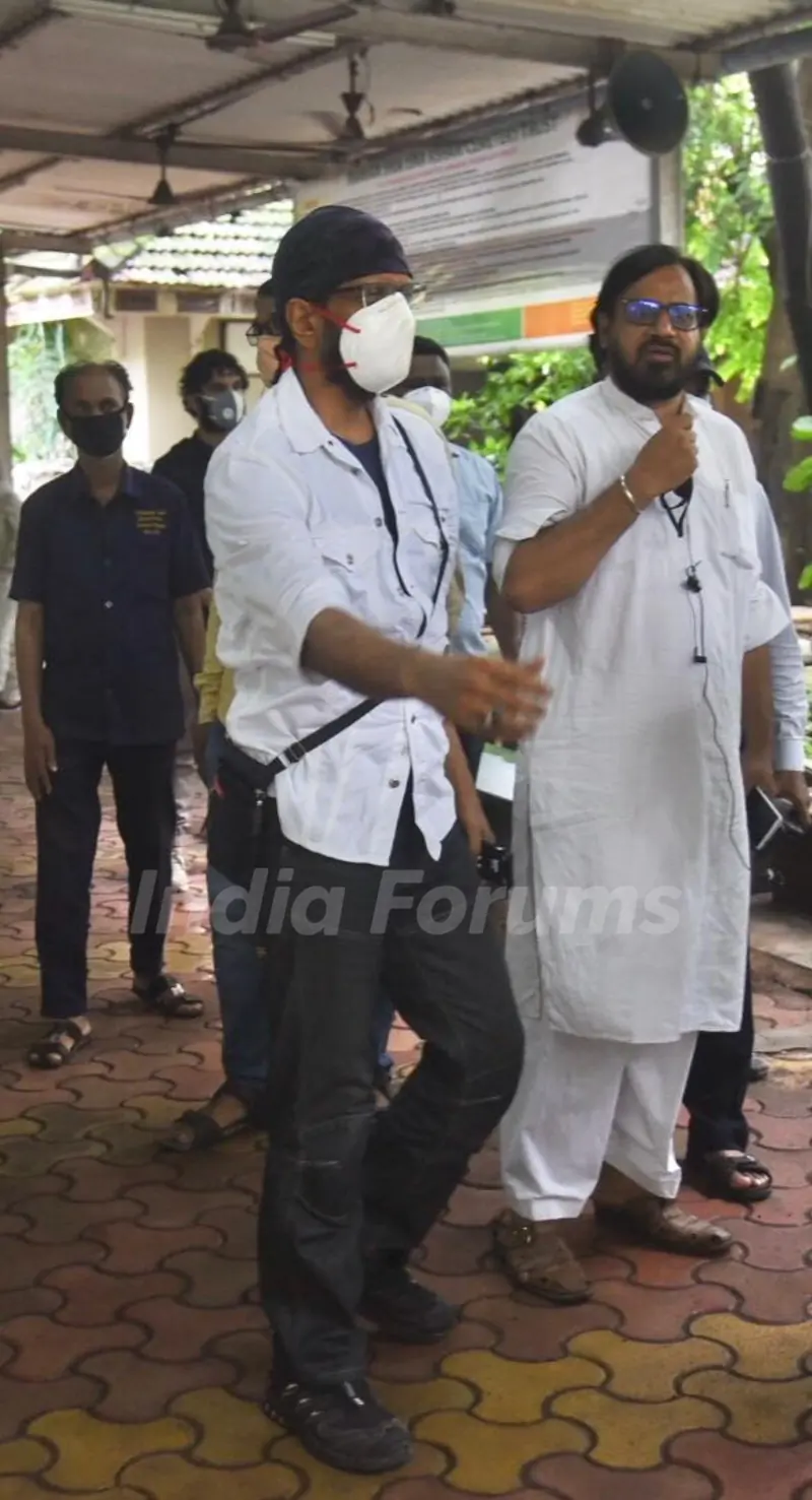 Veteran actor Jagdeep’s Funeral; Family and Friends arrive to offer Last Rites!