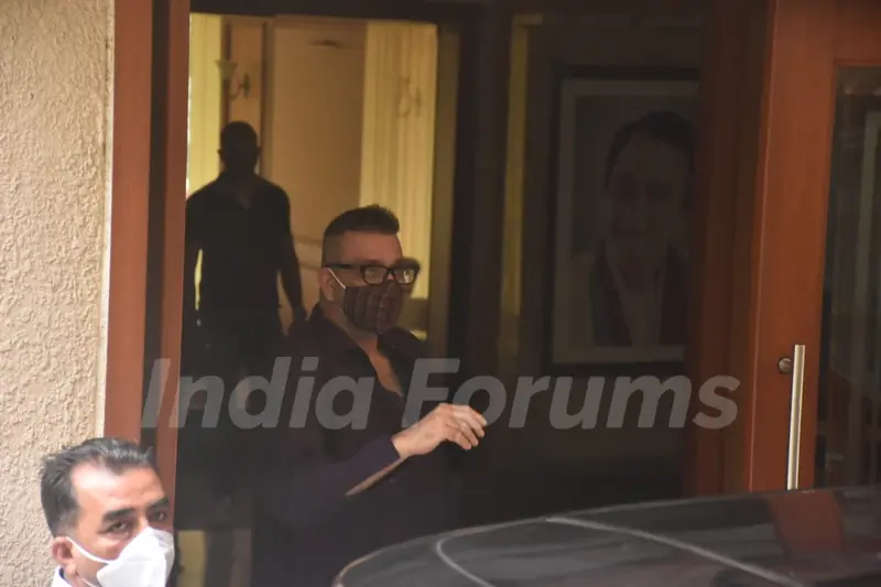 Sanjay Dutt returns home from hospital!