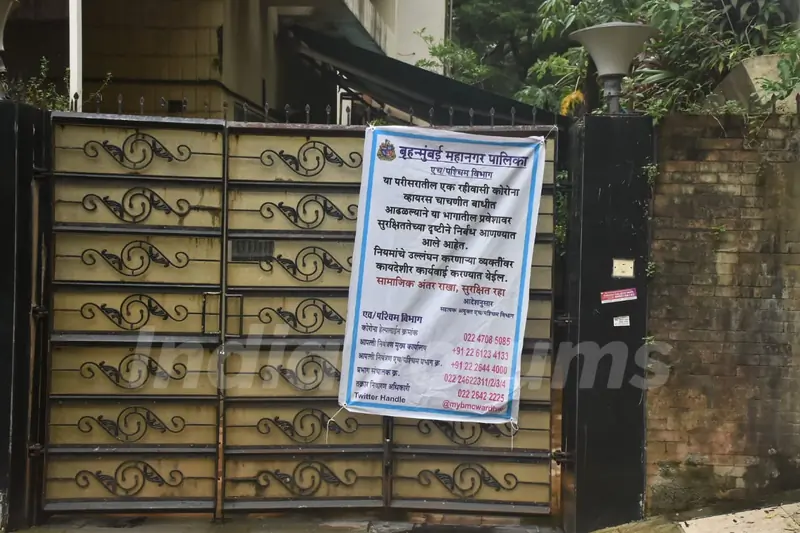 Sanjay Dutt returns home from hospital!