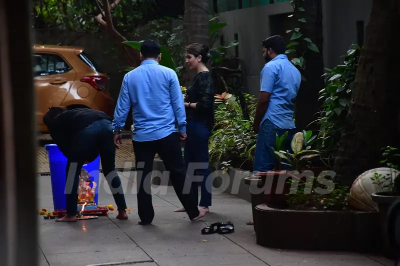 Neetu Kapoor snapped performing Ganapati Visarjan!