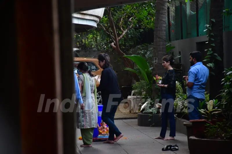 Neetu Kapoor snapped performing Ganapati Visarjan!