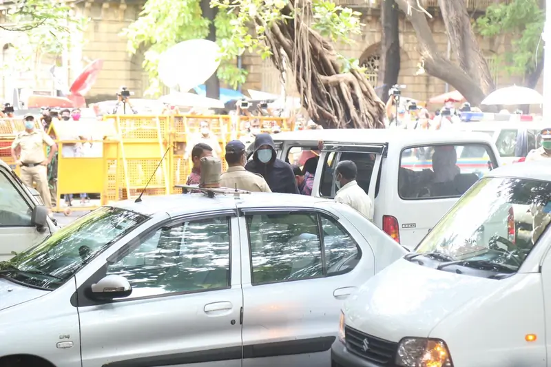 Rhea Chakraborty and brother Showik Chakraborty arrive at NCB office for interrogation!