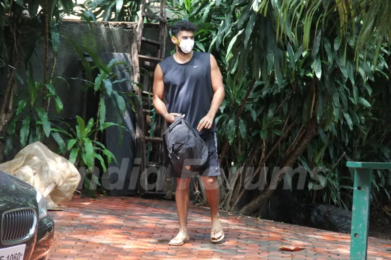 Aditya Roy Kapur snapped at Pali Hill, Bandra 