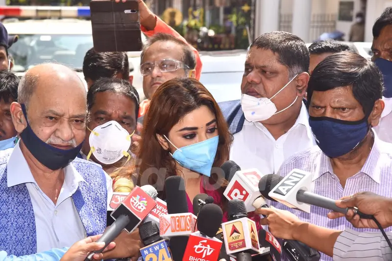 Payal Ghosh meets Maharahstra Governer Bhagat Singh Koshyari at Rajbhavan!