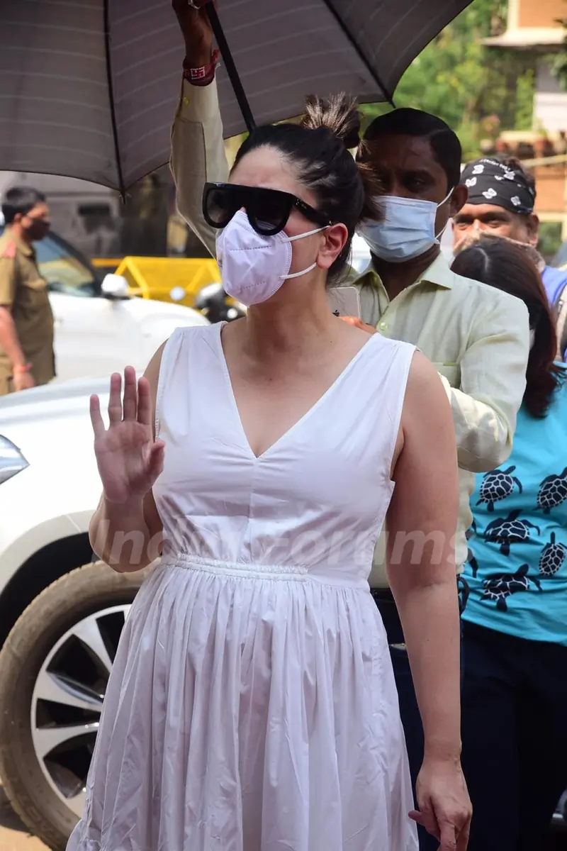Kareena Kapoor Khan completes her work commitments amid pregnancy!