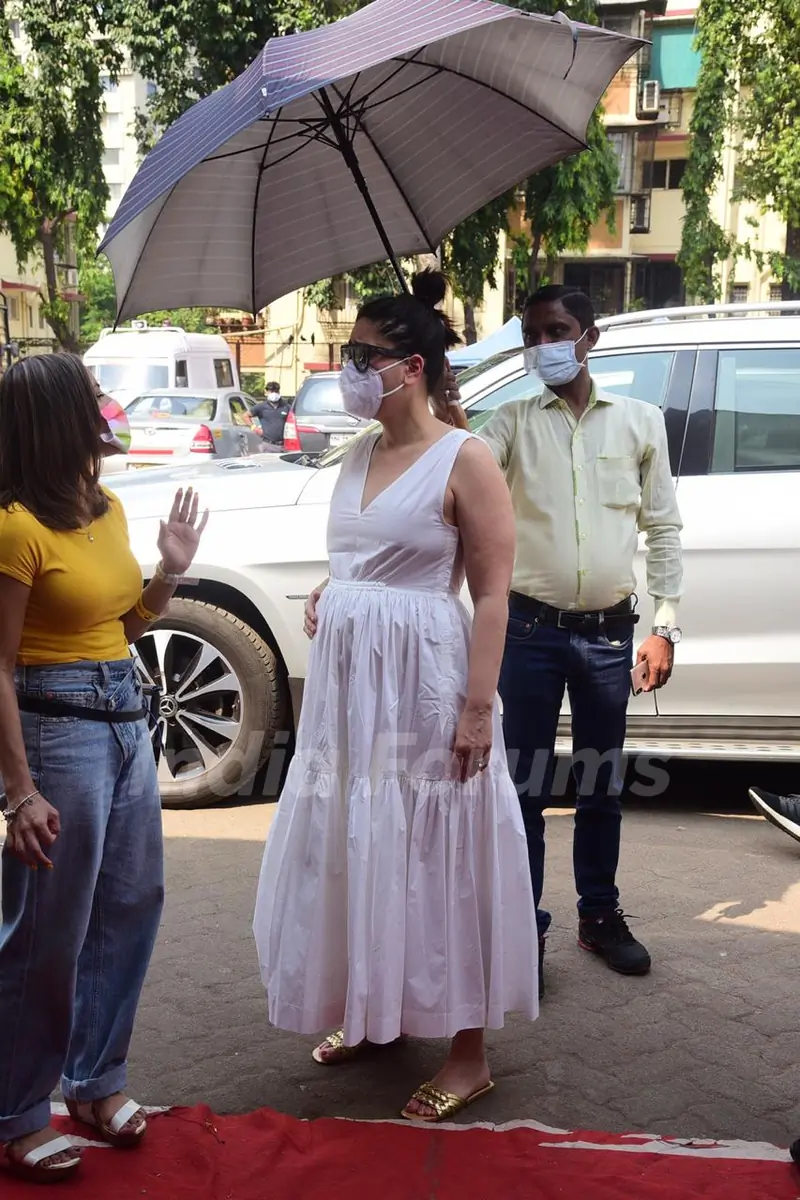 Kareena Kapoor Khan completes her work commitments amid pregnancy!