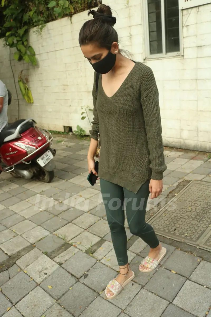 Kriti Kharbanda snapped at a clinic in Juhu!