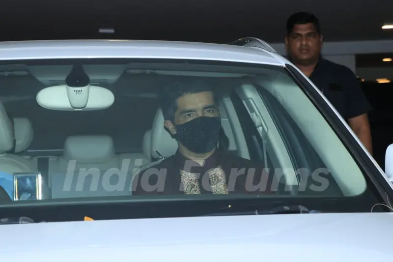 Manish Malhotra snapped at Karan Johar's residence!