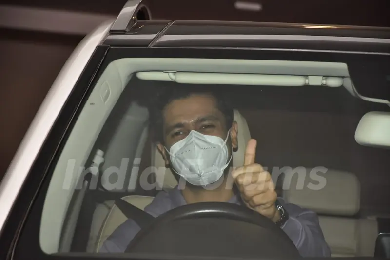 Vicky-Katrina spotted at KJo's residence: Rumored Couple plan for a new Project?