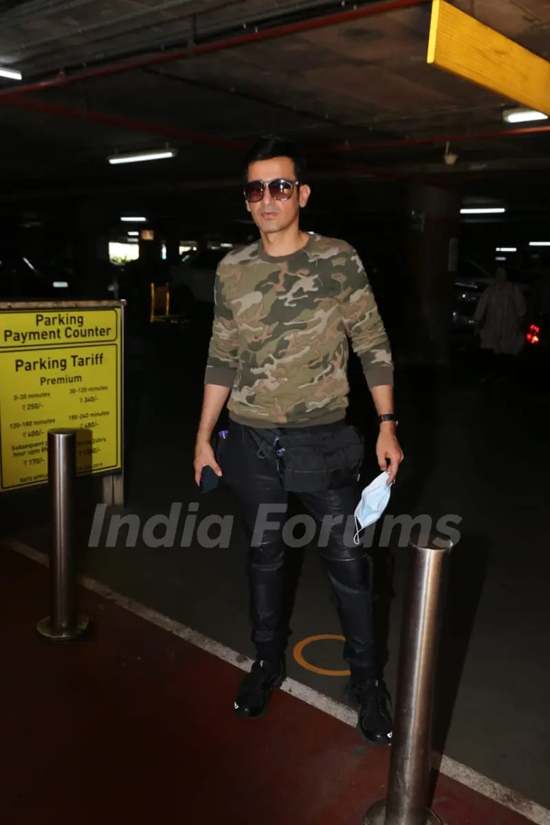 Meet Brothers snapped at Airport