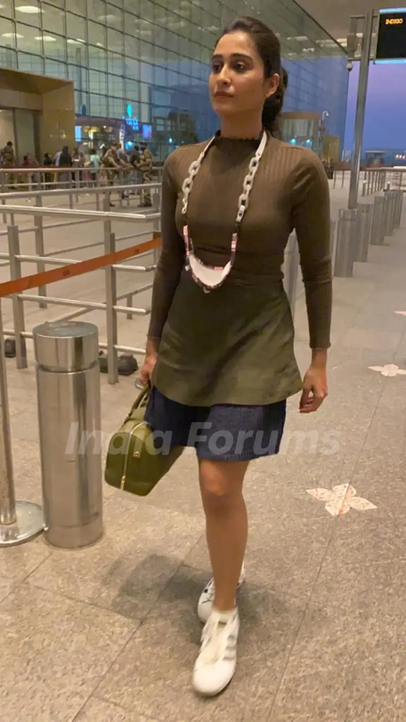 Regina Cassandra snapped at airport