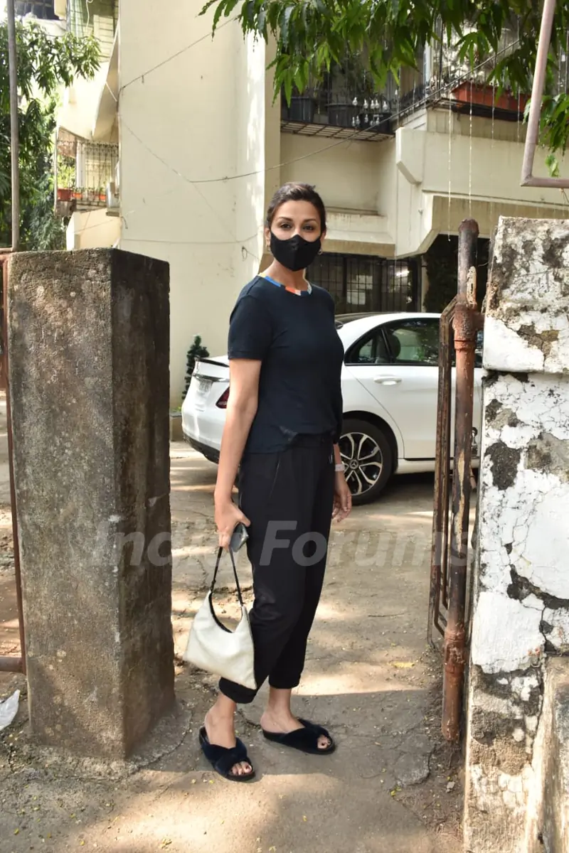 Sonali Bendre snapped at Juhu
