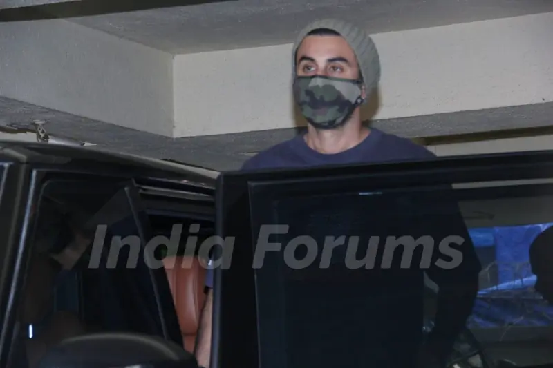 Ranbir Kapoor snapped at dubbing studio in Khar