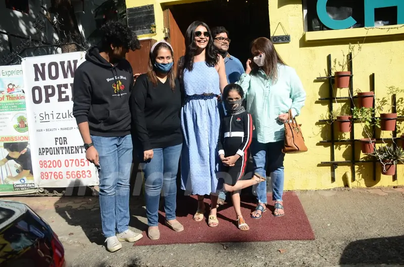Karishma Tanna snapped with family at Chinchu restaurant in Juhu