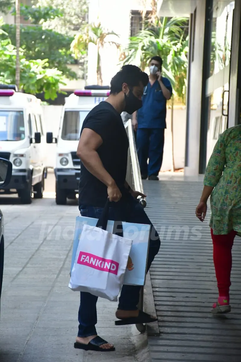 Arjun Kapoor snapped with sister Anshula Kapoor at Hinduja hospital, Khar