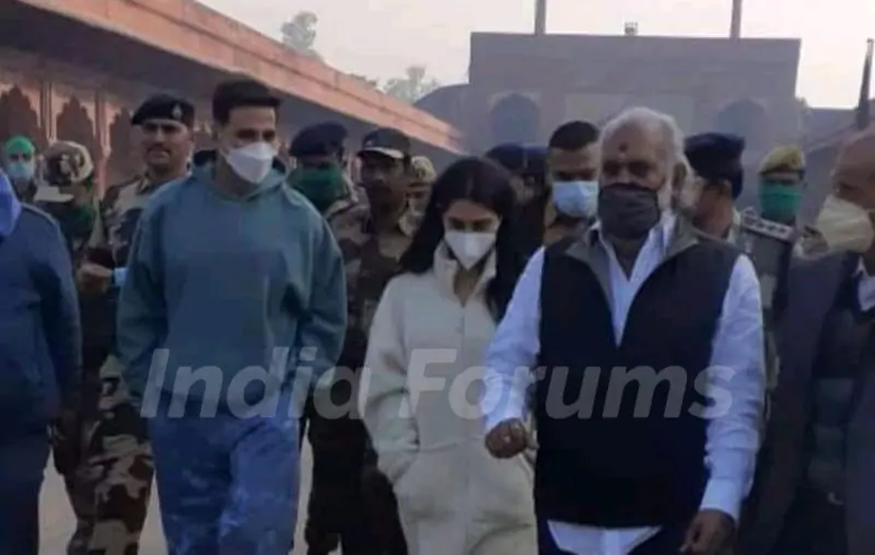 Akshay Kumar and Sara Ali Khan snapped at sets of Atrangi Re...
