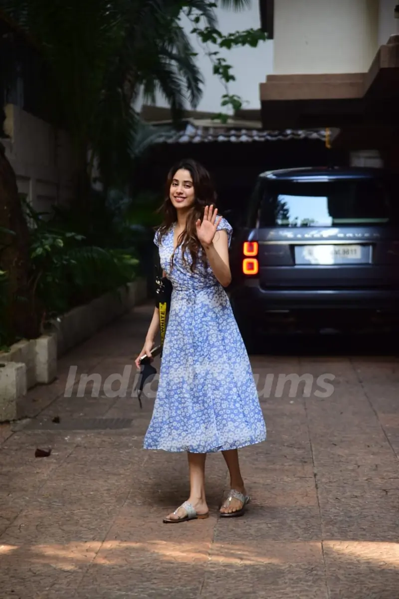Janhvi Kapoor snapped at Juhu
