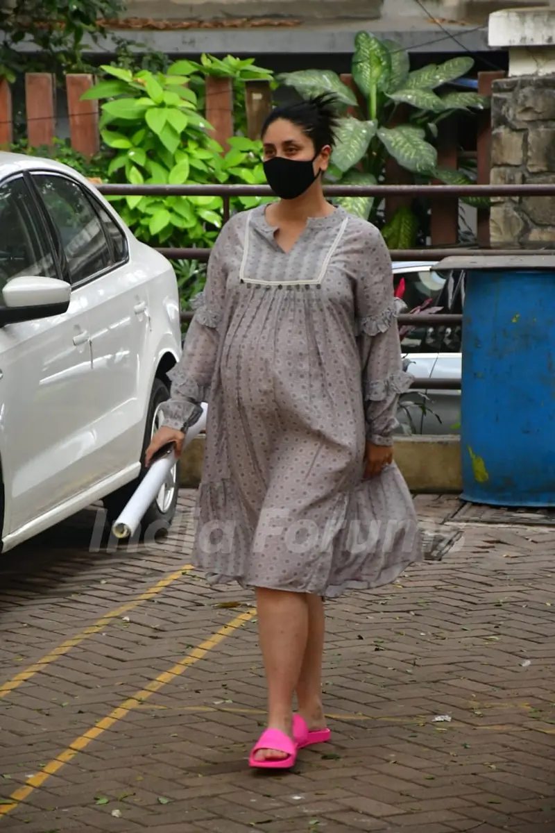 Mommy-to-be Kareena Kapoor Khan snapped at Bandra!