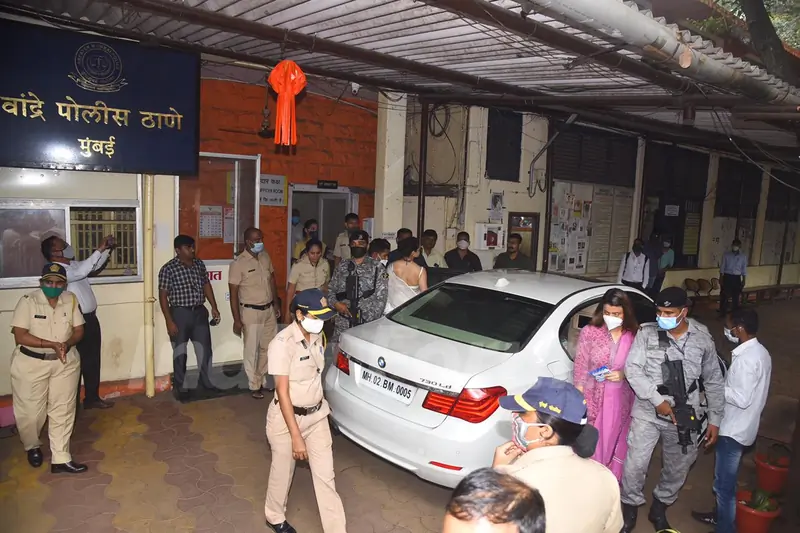 Kangana Ranaut with sister Rangoli at Bandra Police Station