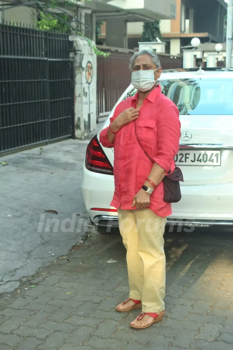 Jaya Bachchan snapped at Pradhan clinic in, Juhu