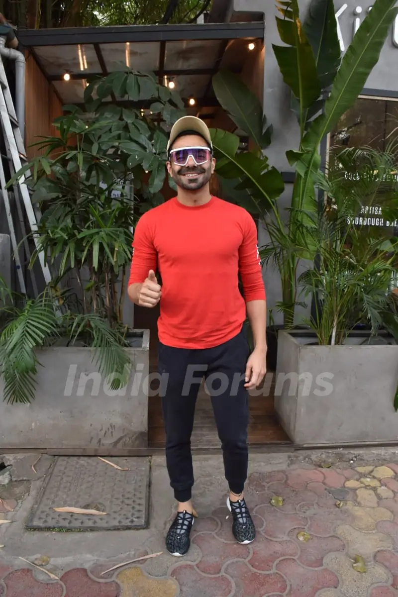 Aparshakti khurana snapped at Juhu