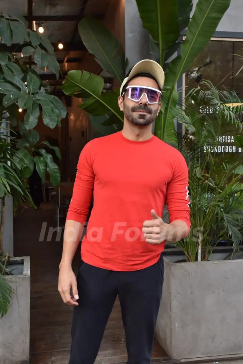 Aparshakti khurana snapped at Juhu