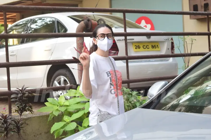Karisma Kapooor snapped visiting Kareena Kapoor Khan