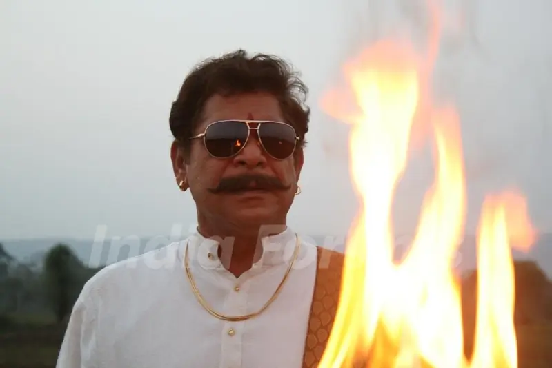 Mohan Joshi as Thakur Gajaraj Singh