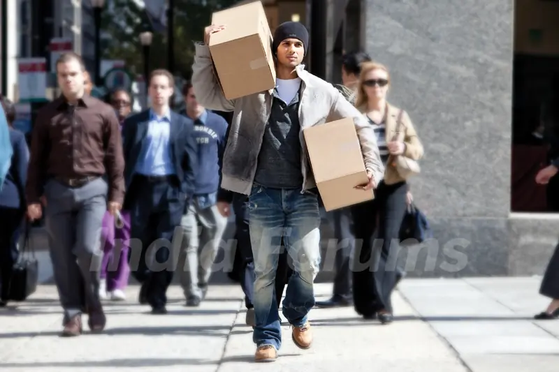 Shahid Kapoor carrying boxes