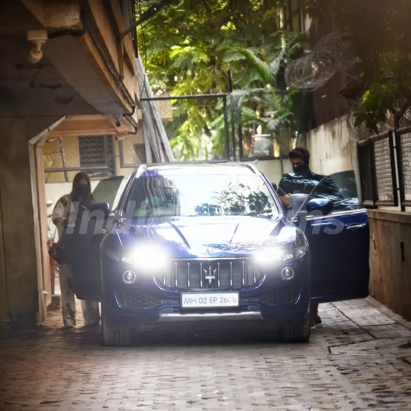 Malaika Arora snapped visiting boyfriend Arjun Kapoor