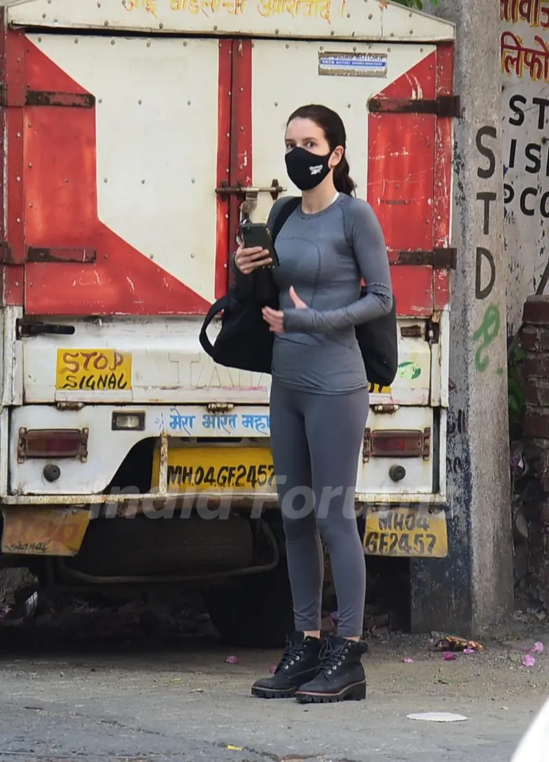 Isabelle Kaif snapped at Bandra 