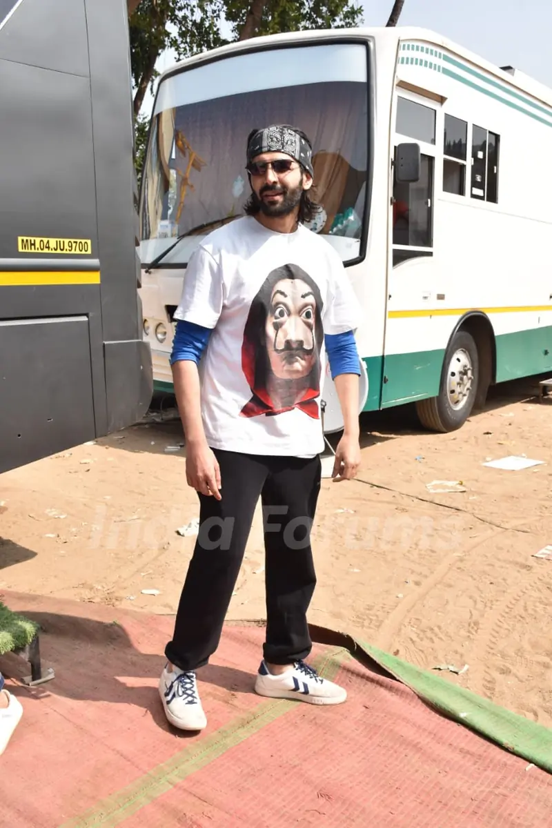 Kartik Aaryan snapped at a shoot in Versoa